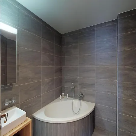 Apartment For 6 In